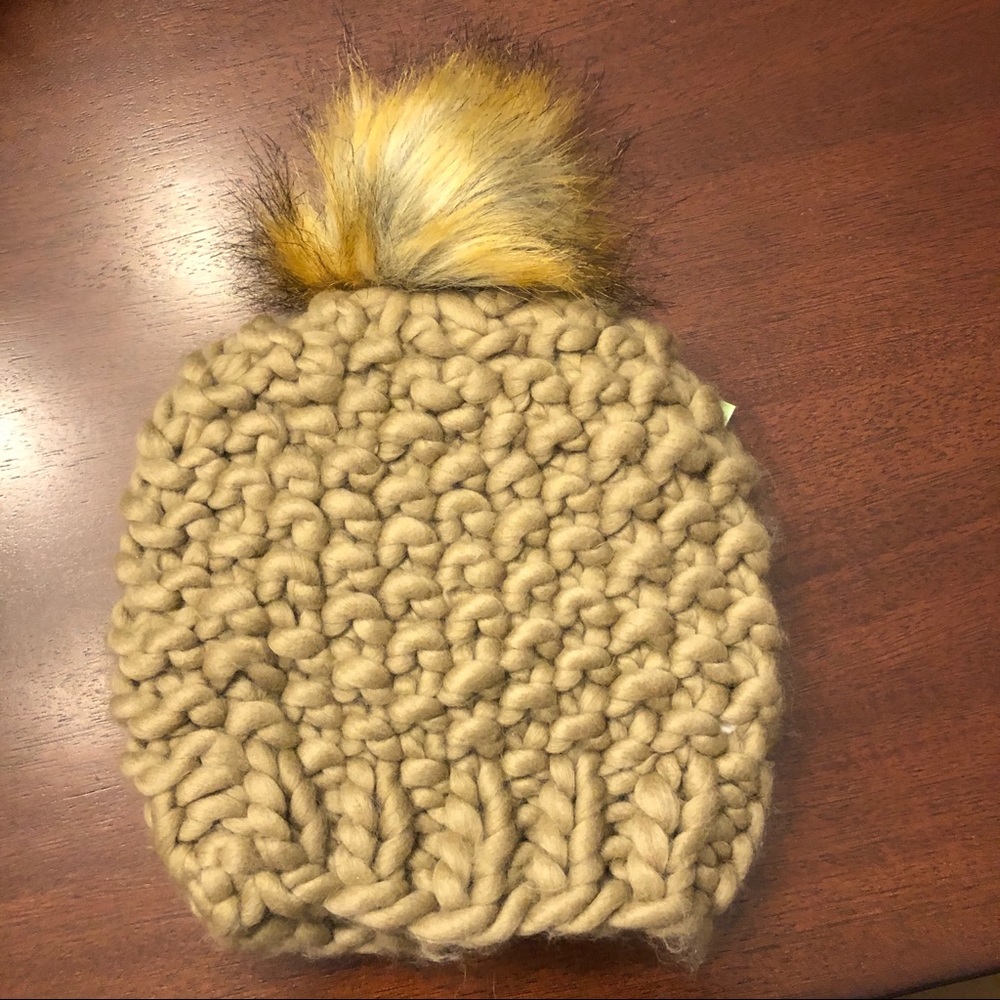 Chunky knit beanie with Pom